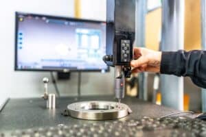 Excelența în Prelucrări Metalice: De ce Controlul CMM și Vopsitoria Industrială Definesc Calitatea Finală